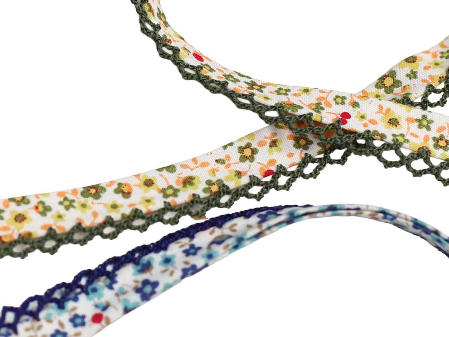 oliv schrägband mit häkelborte in verschiedenen Blumenmustern auf einem weißen Hintergrund