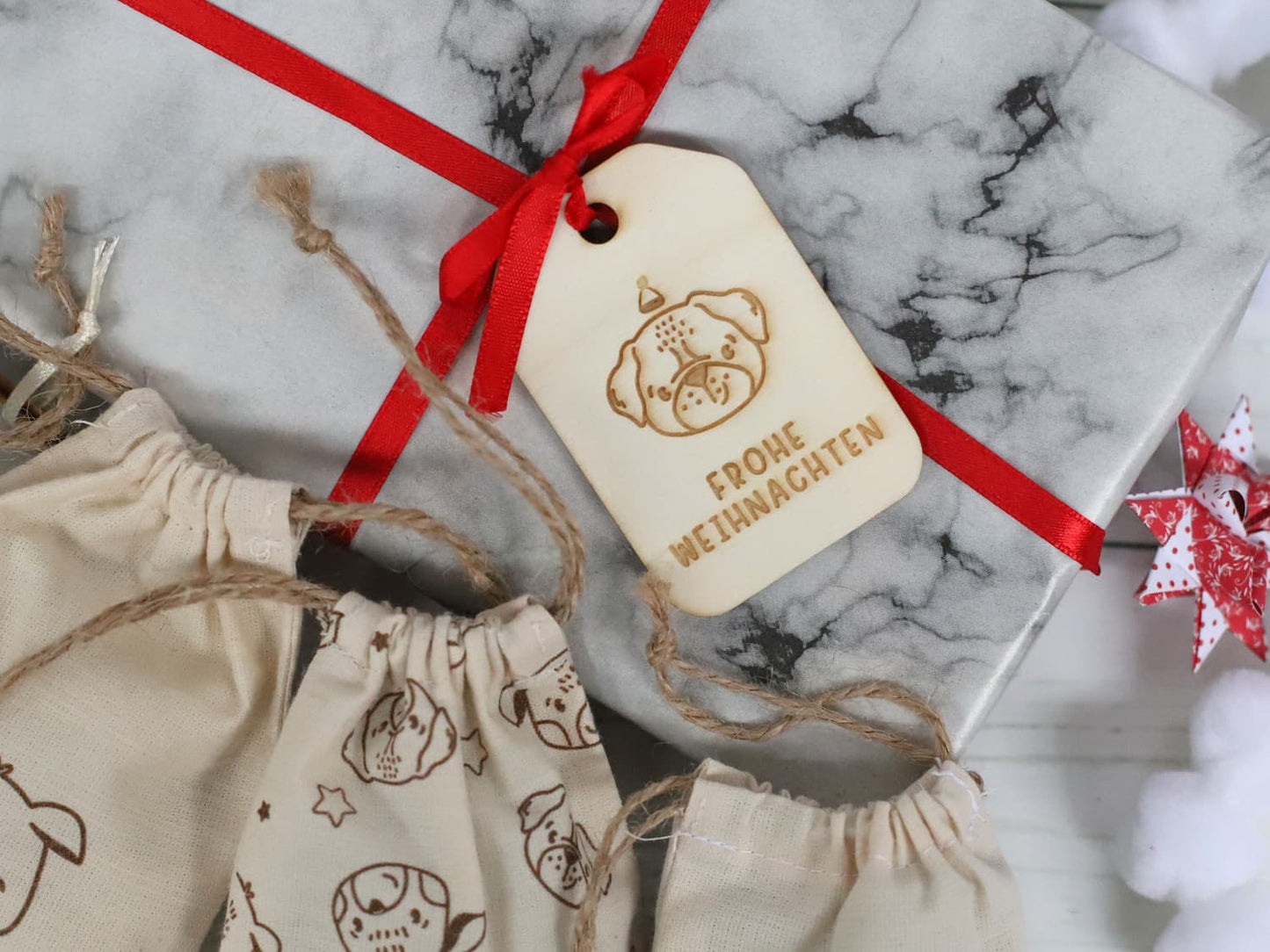 anhaenger-holz-geschenkanhaenger-weihnachten-hund-mops-frohe-weihnachten-2