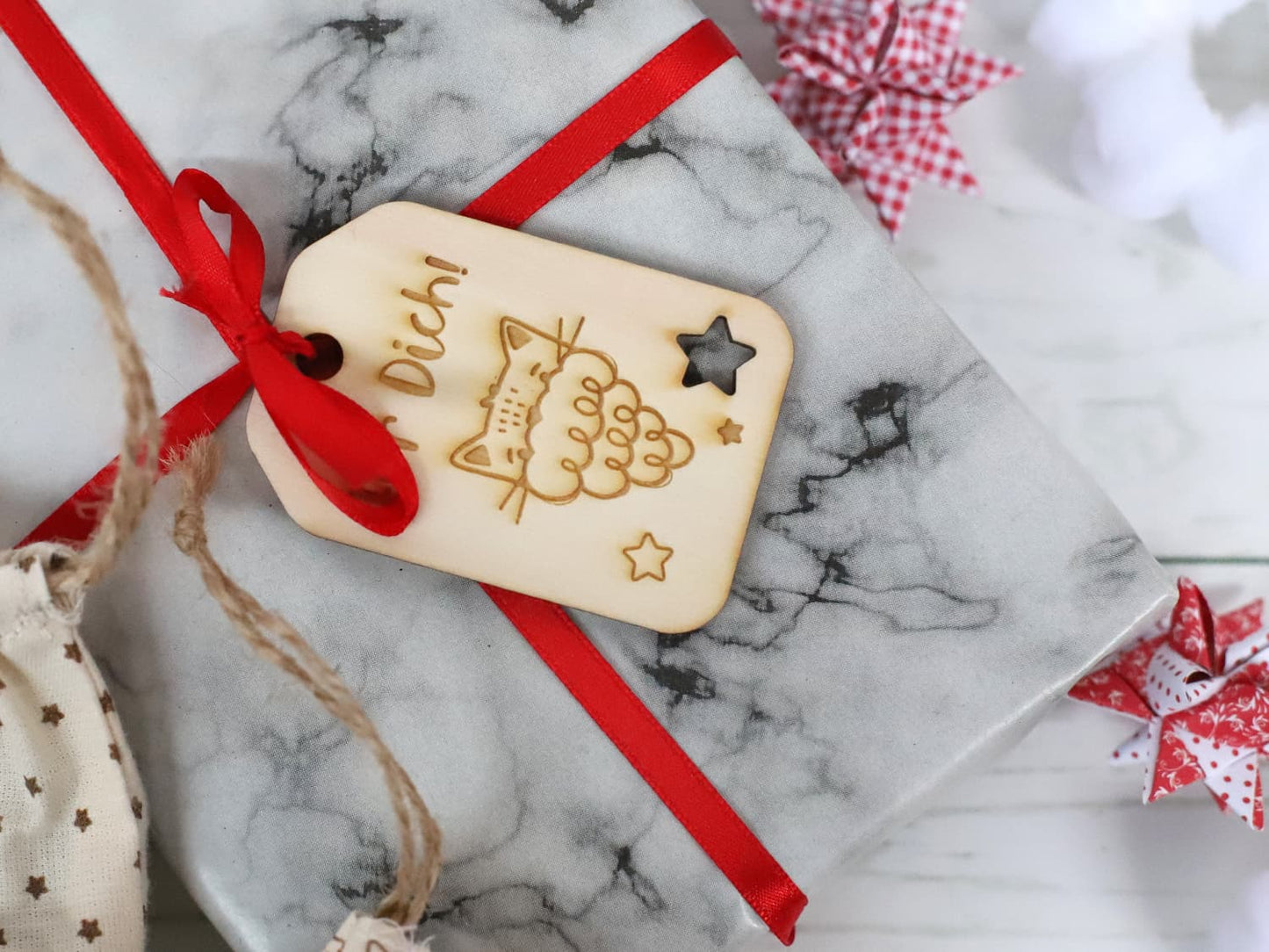 anhaenger-holz-geschenkanhaenger-weihnachten-katze-weihnachtsmann-sterne-fuer-dich-2