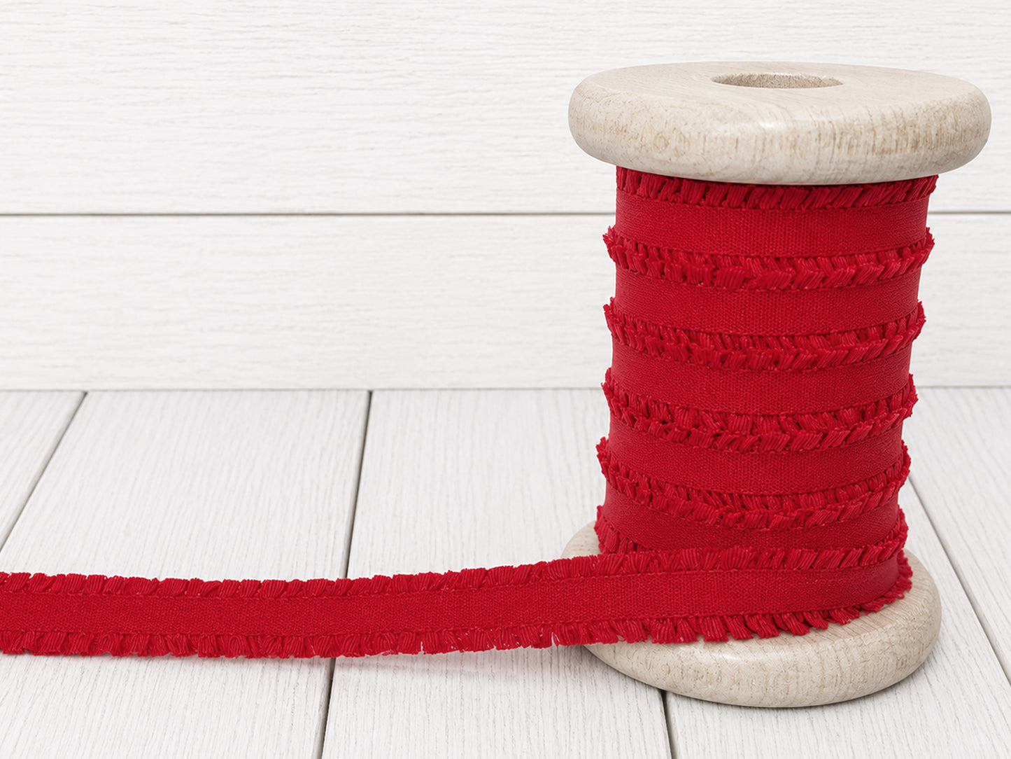 rot rüschen gummiband auf einer Holzspule, Ideal für Nähprojekte und Verzierungen.