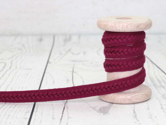 band-kordel-flachkordel-zopf-muster-dunkle-beere