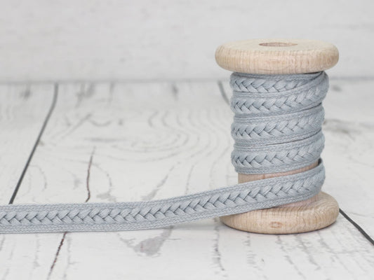 band-kordel-flachkordel-zopf-muster-hellgrau