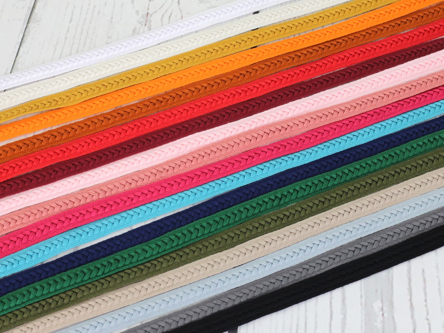 band-kordel-flachkordel-zopf-muster-verschiedene-farben