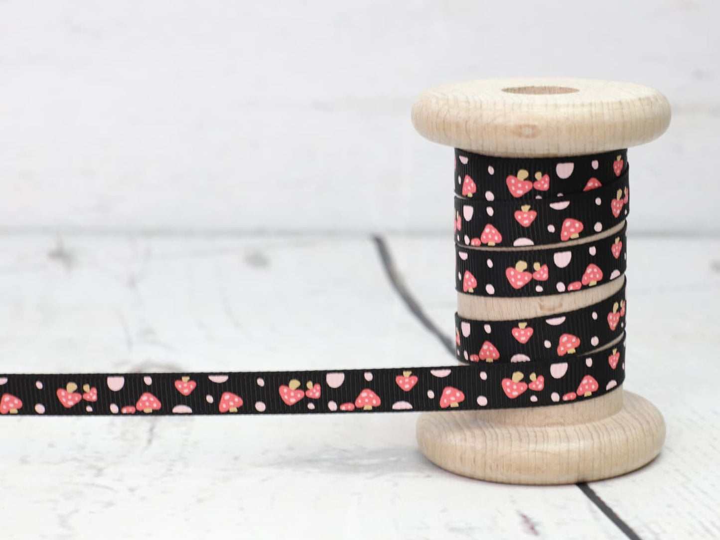 band-naehzubehoer-tueddel-ripsband-rips-zierband-schmal-fliegenpilz-schwarz