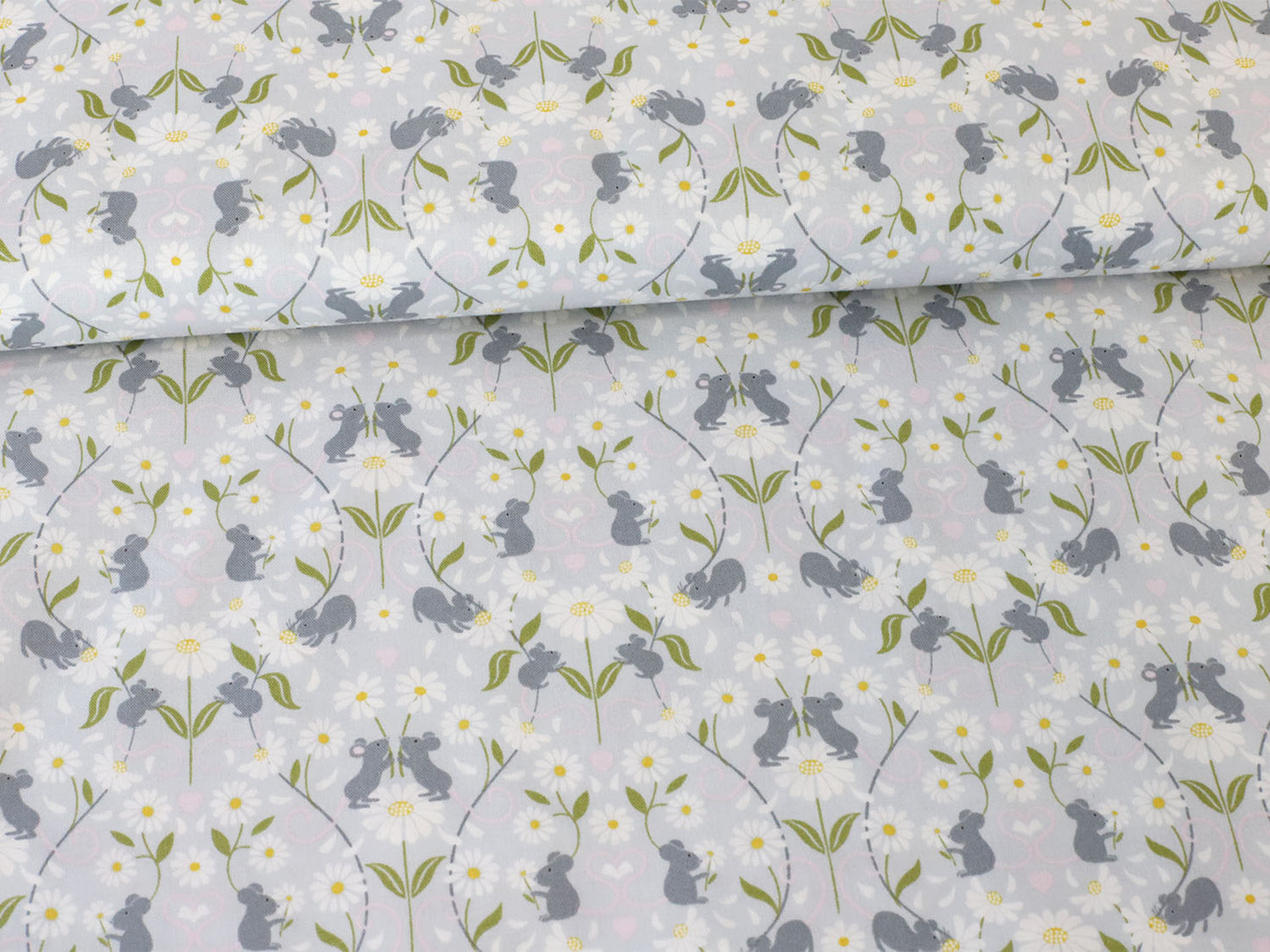 baumwolle-stoff-patchwork-lewis-irene-love-me-love-me-not-mirrowed-mice-light-grey-2