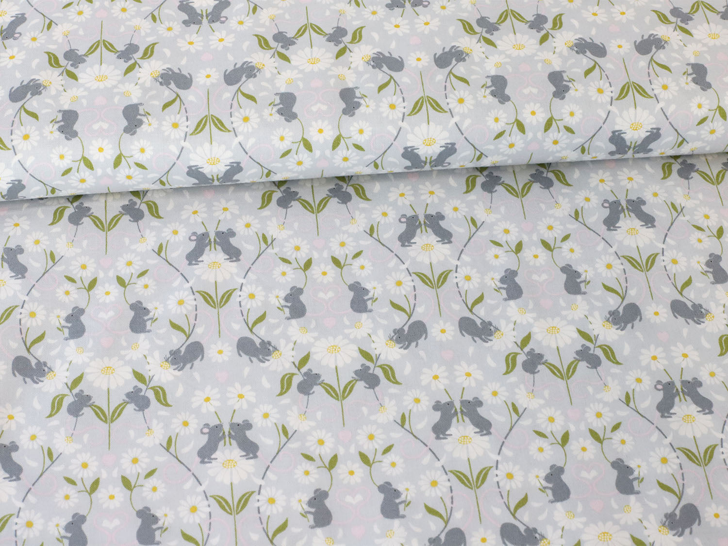 baumwolle-stoff-patchwork-lewis-irene-love-me-love-me-not-mirrowed-mice-light-grey-2