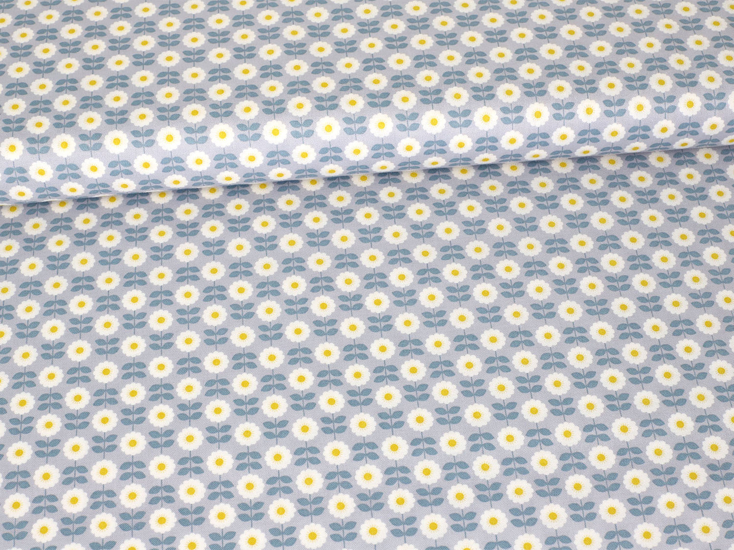 baumwolle-stoff-patchwork-lewis-irene-love-me-love-me-not-retro-daisy-mid-grey-3