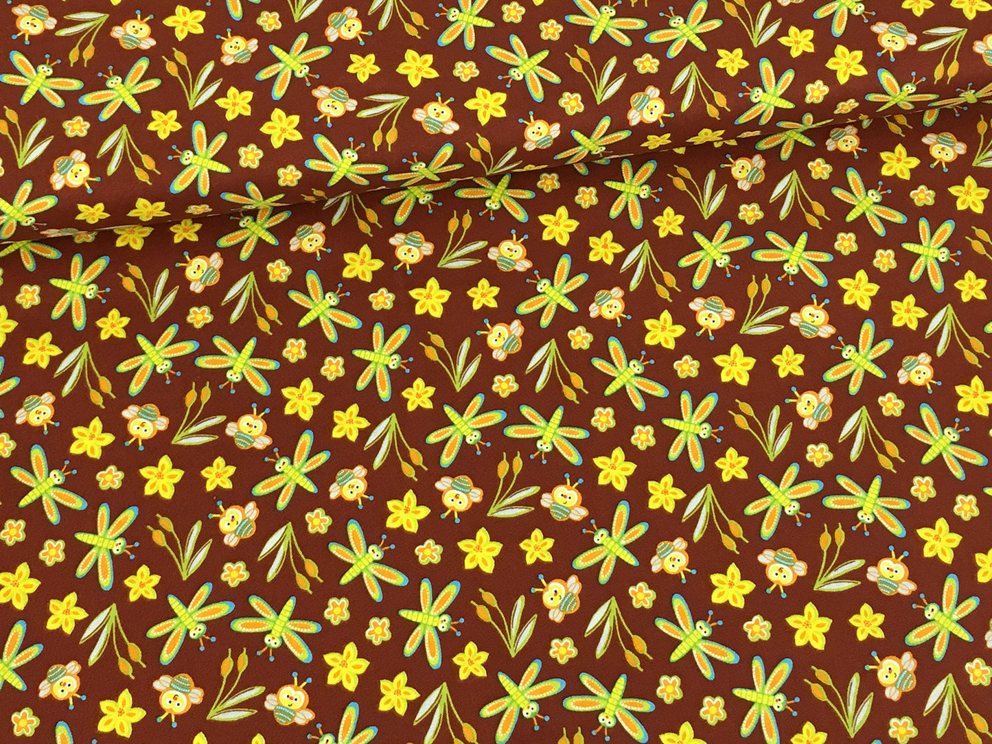 Patchworkstoff - Baumwolle Stoff - Polka Dot Pond Bugs in bunten Blumen- und Insektenmotiven auf braunem Hintergrund.