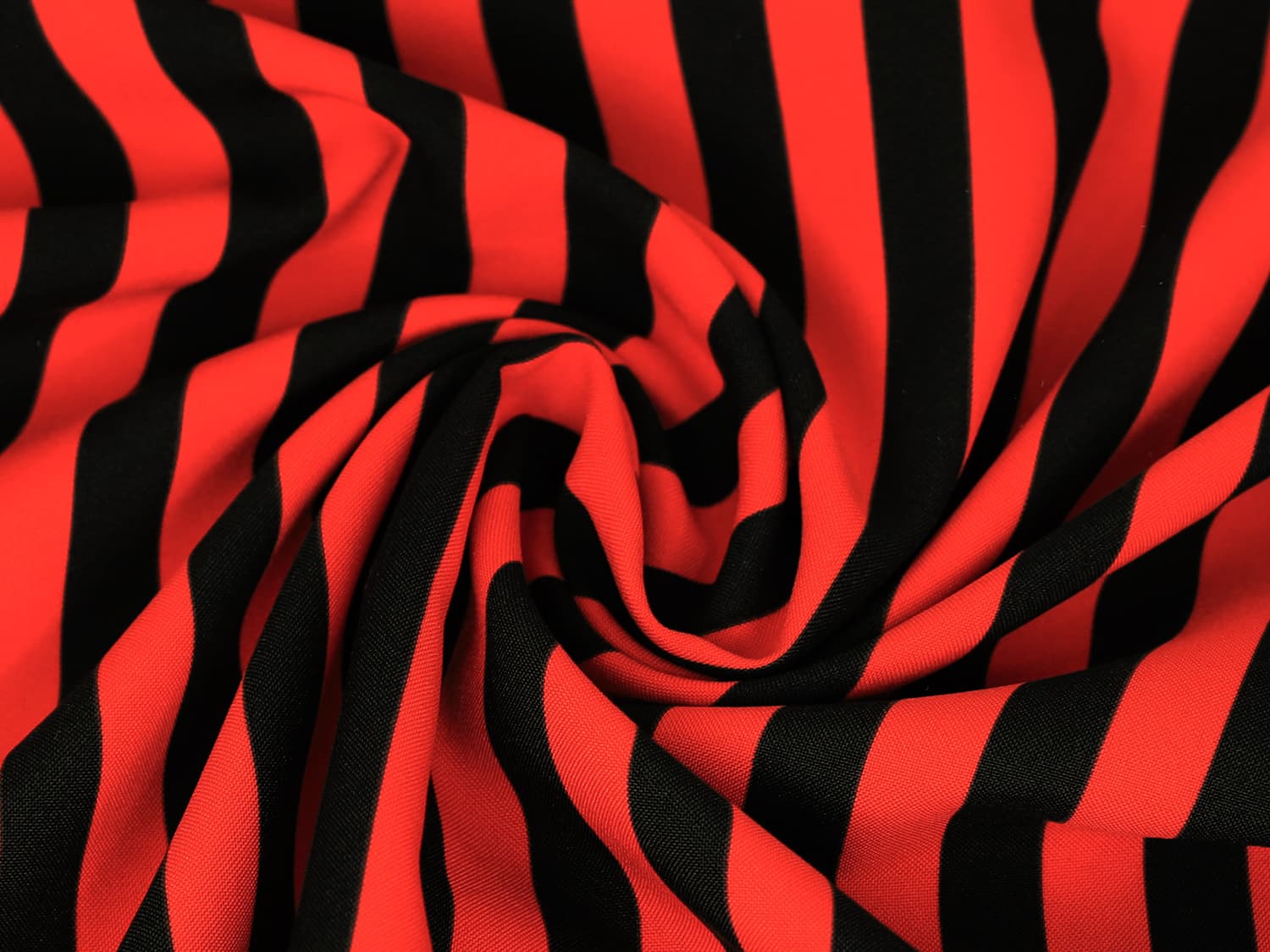 burlington-stoff-polyester-fasching-pirat-halloween-streifen-schwarz-rot-2