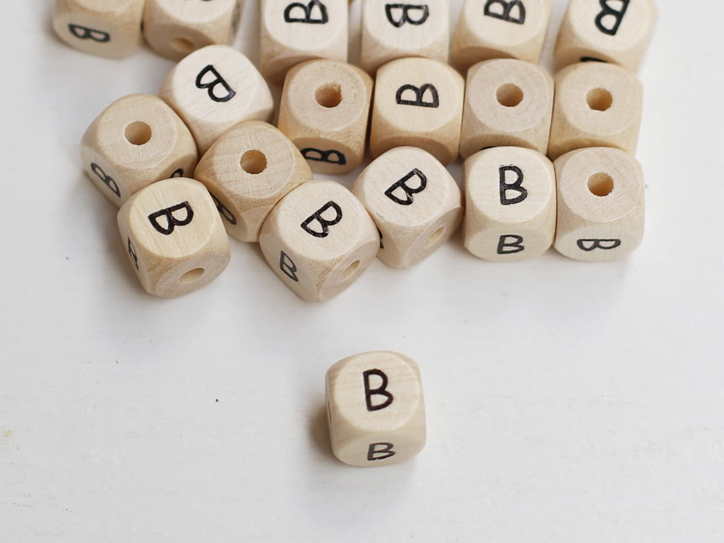 holz-schnulli-perle-fuer-schnullerketten-buchstabe-b