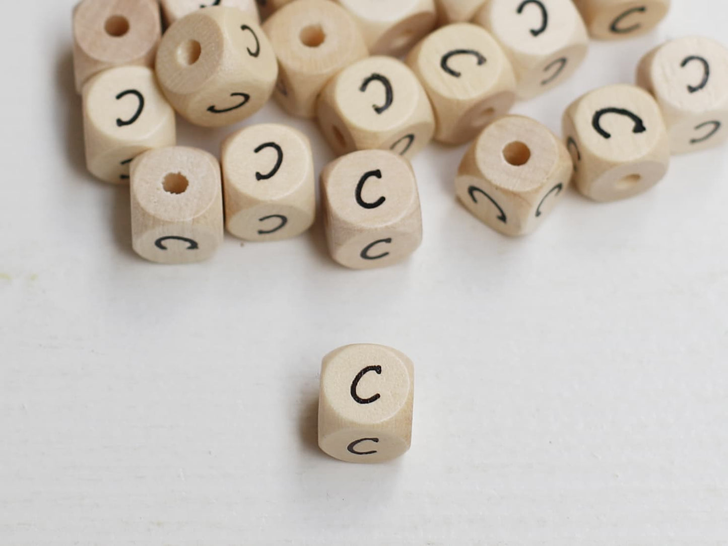 holz-schnulli-perle-fuer-schnullerketten-buchstabe-c