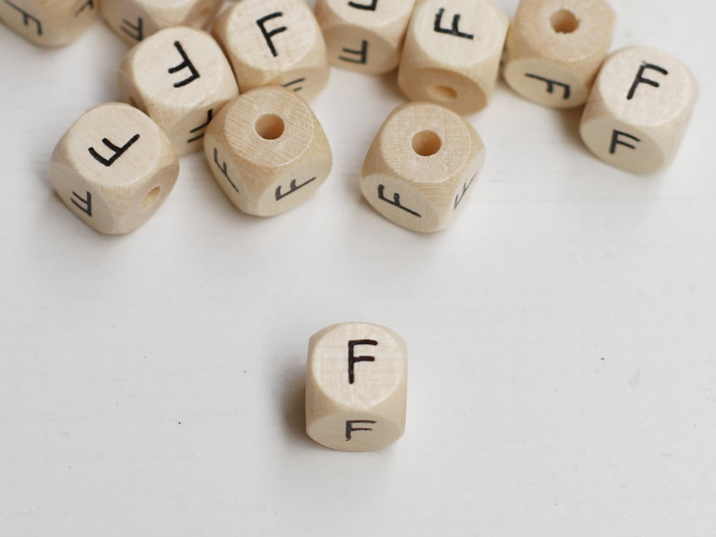 holz-schnulli-perle-fuer-schnullerketten-buchstabe-f