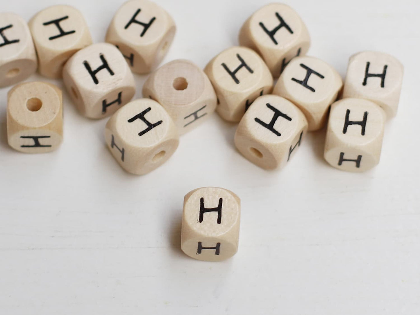 holz-schnulli-perle-fuer-schnullerketten-buchstabe-h