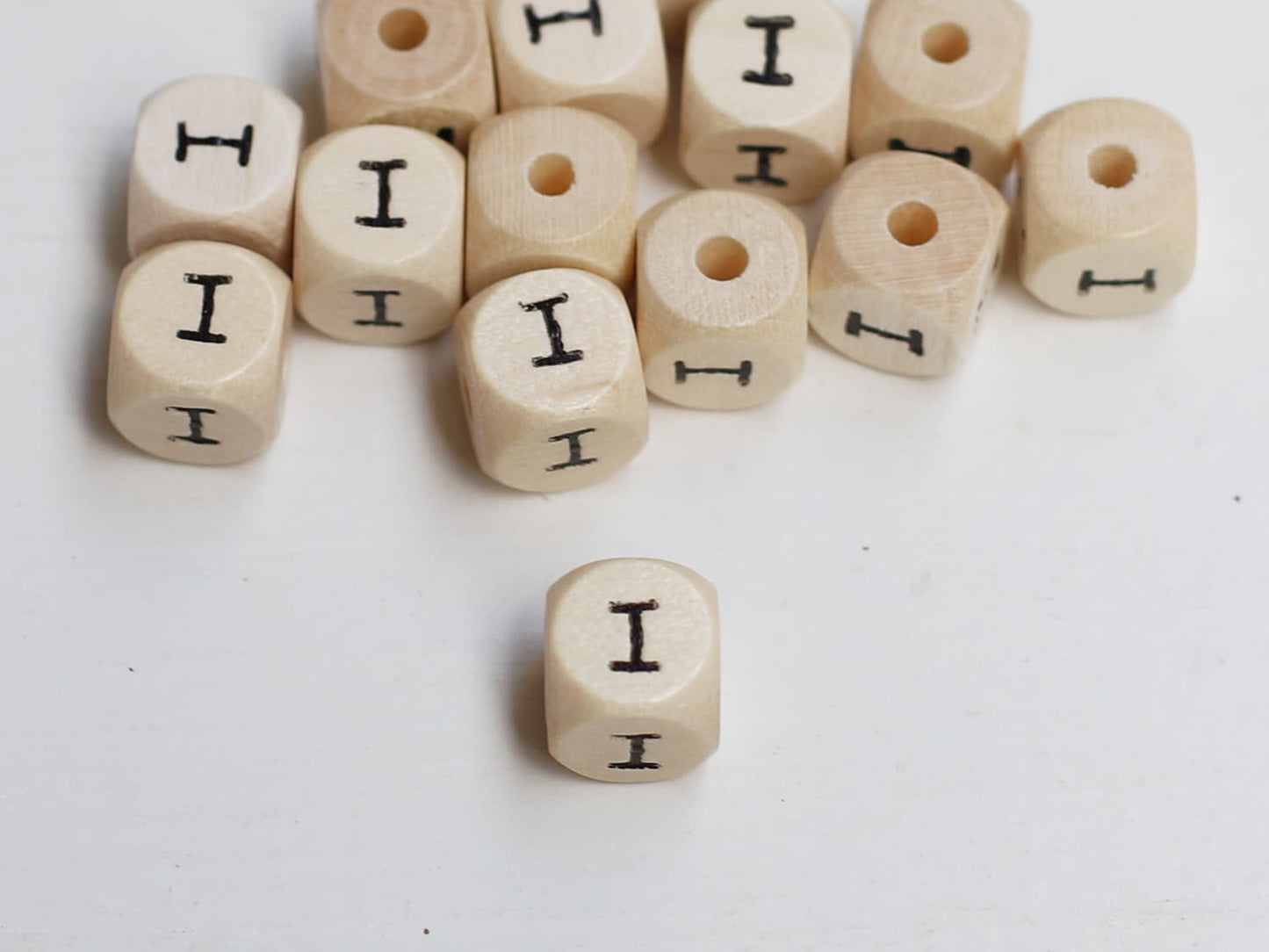 holz-schnulli-perle-fuer-schnullerketten-buchstabe-i