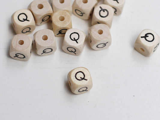 holz-schnulli-perle-fuer-schnullerketten-buchstabe-q