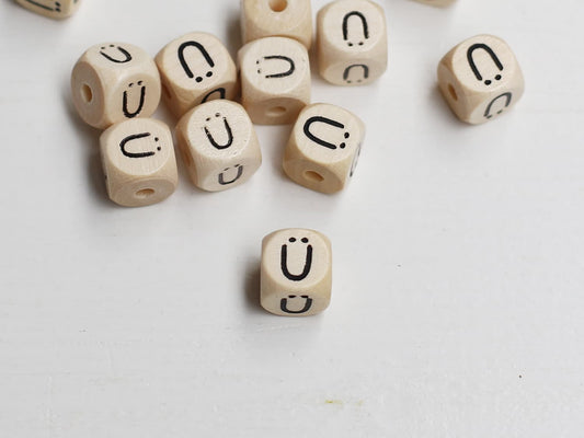 holz-schnulli-perle-fuer-schnullerketten-buchstabe-ue