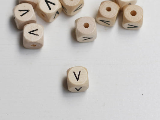 holz-schnulli-perle-fuer-schnullerketten-buchstabe-v