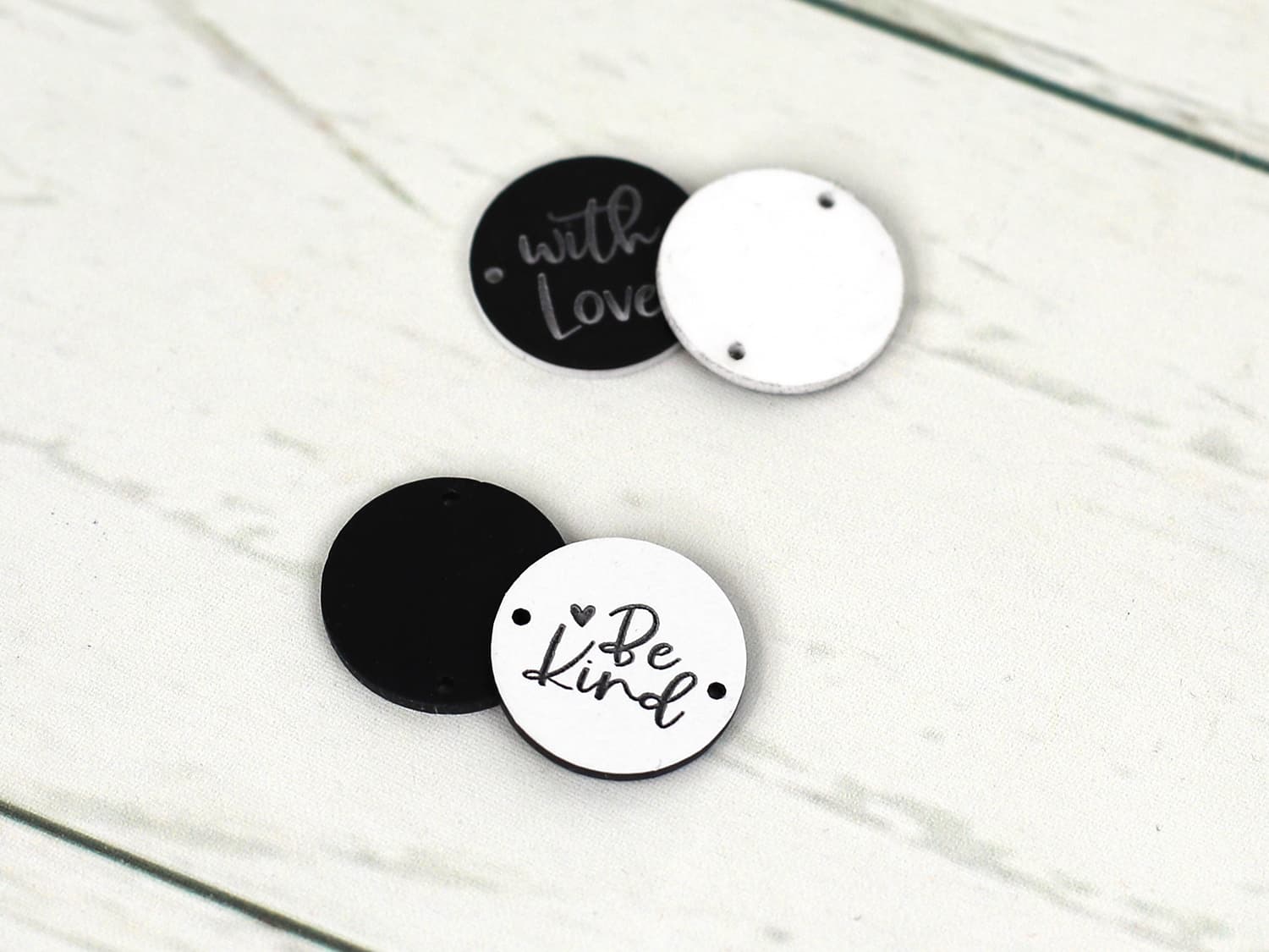 label-zum-annaehen-rund-loch-be-kind-beispiel-3