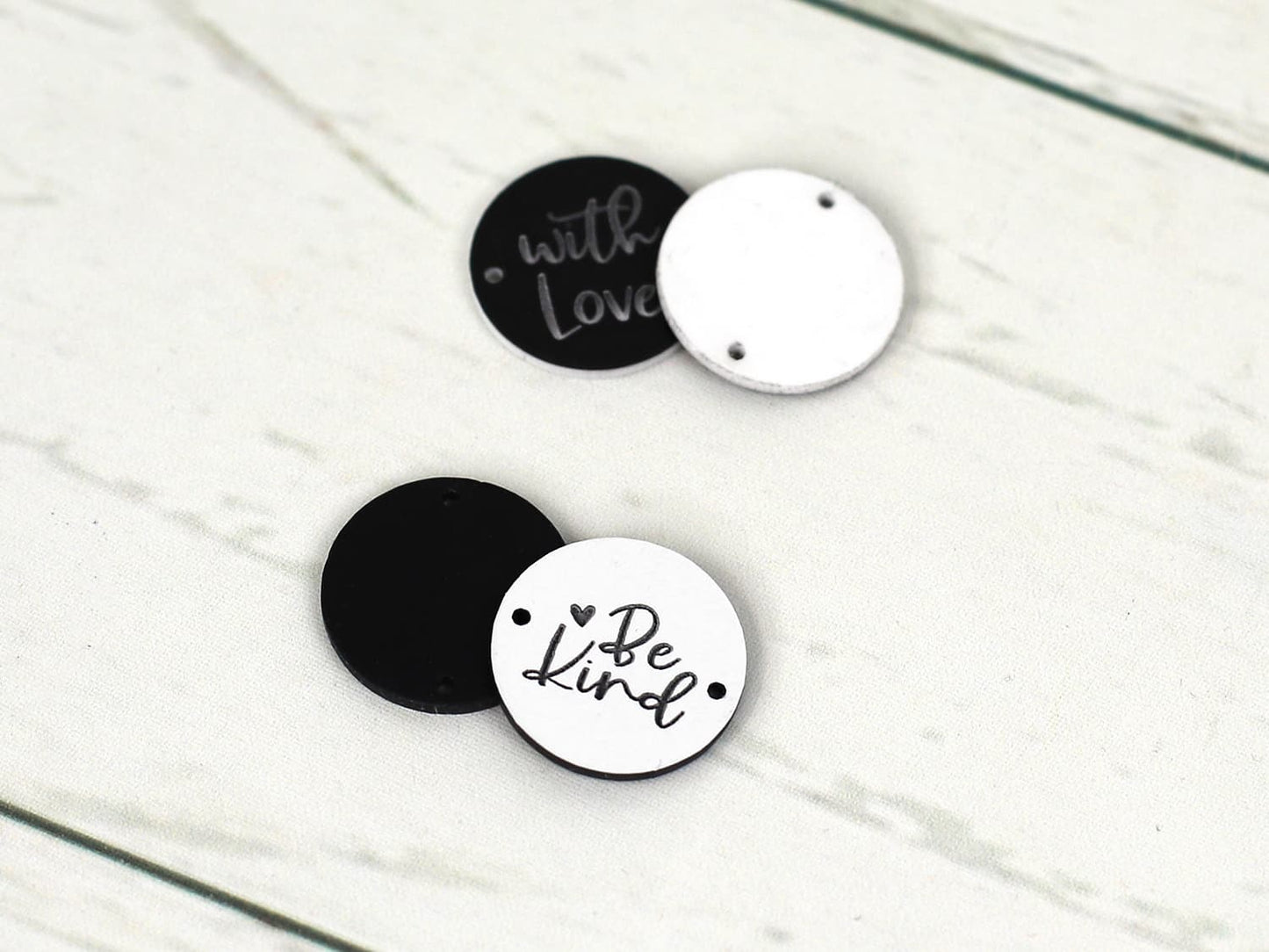 label-zum-annaehen-rund-loch-be-kind-beispiel-3