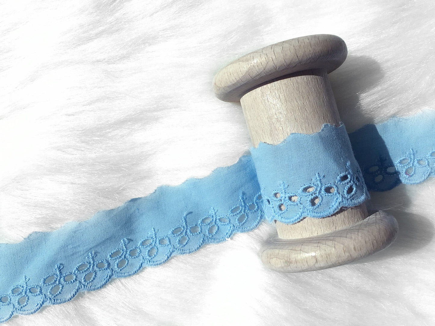 lochstickerei-spitze-band-30-mm-hellblau