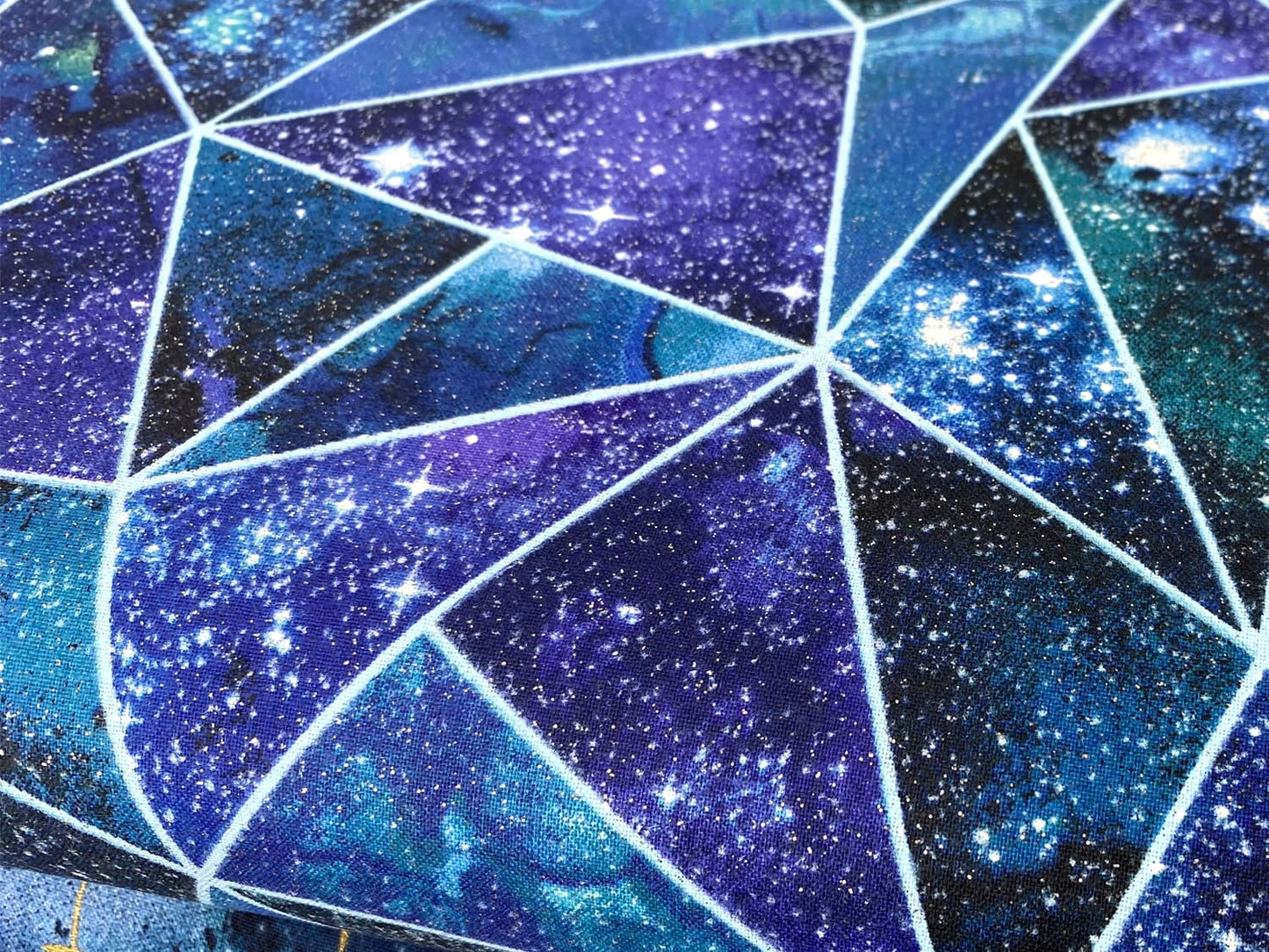 stoff-baumwolle-baumwollstoff-patchwork-3-wishes-magical-galaxy-chart-zodiac-star-signs-astrologie-himmel-grafich-dreiecke-2