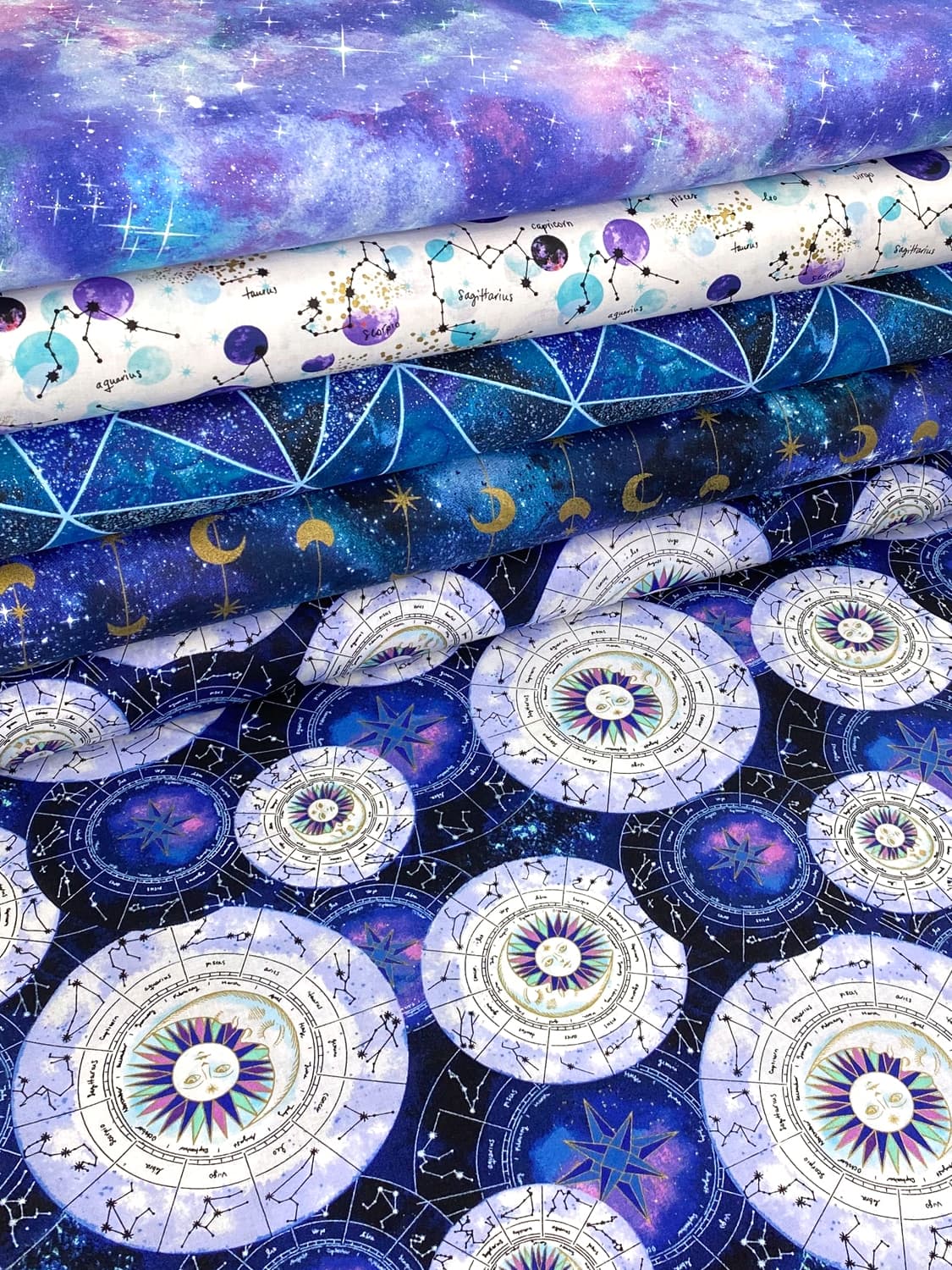 stoff-baumwolle-baumwollstoff-patchwork-3-wishes-magical-galaxy-chart-zodiac-star-signs-astrologie-himmel-serie