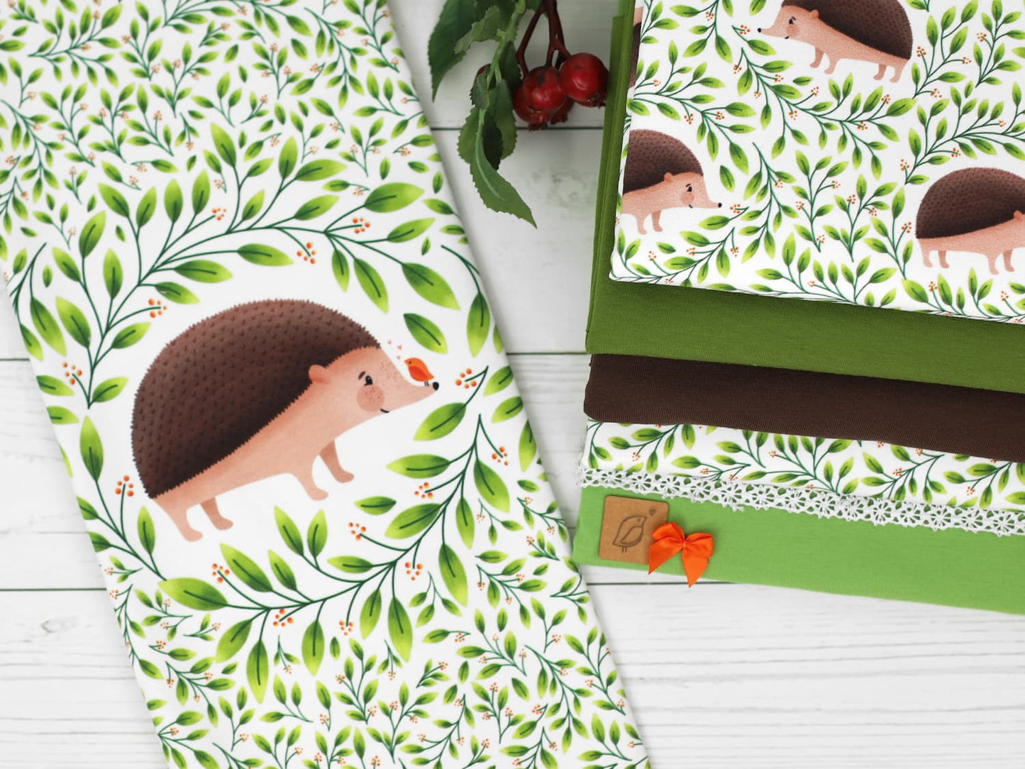 stoff-baumwolle-french-terry-sommersweat-kathi-kunterbunt-herbst-blaetter-laub-autumn-igel-mit-vogel-serie