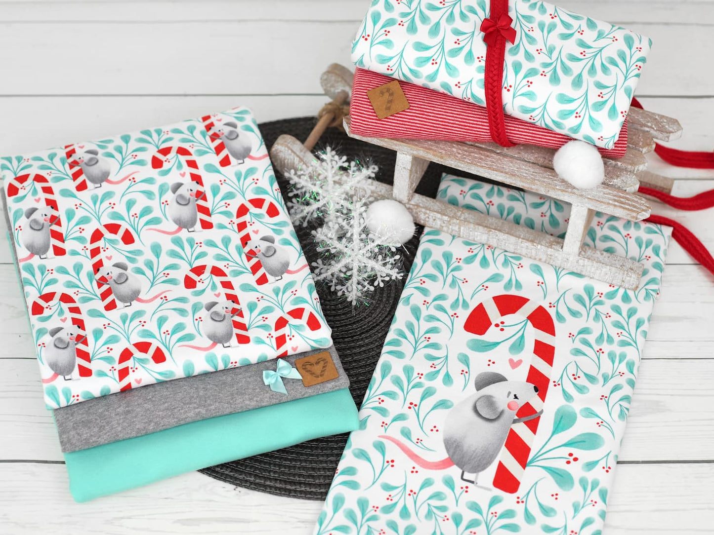 stoff-baumwolle-french-terry-sommersweat-kathi-kunterbunt-winter-blaetter-maus-mit-zuckerstange-herz-mint-rot-grau-serie