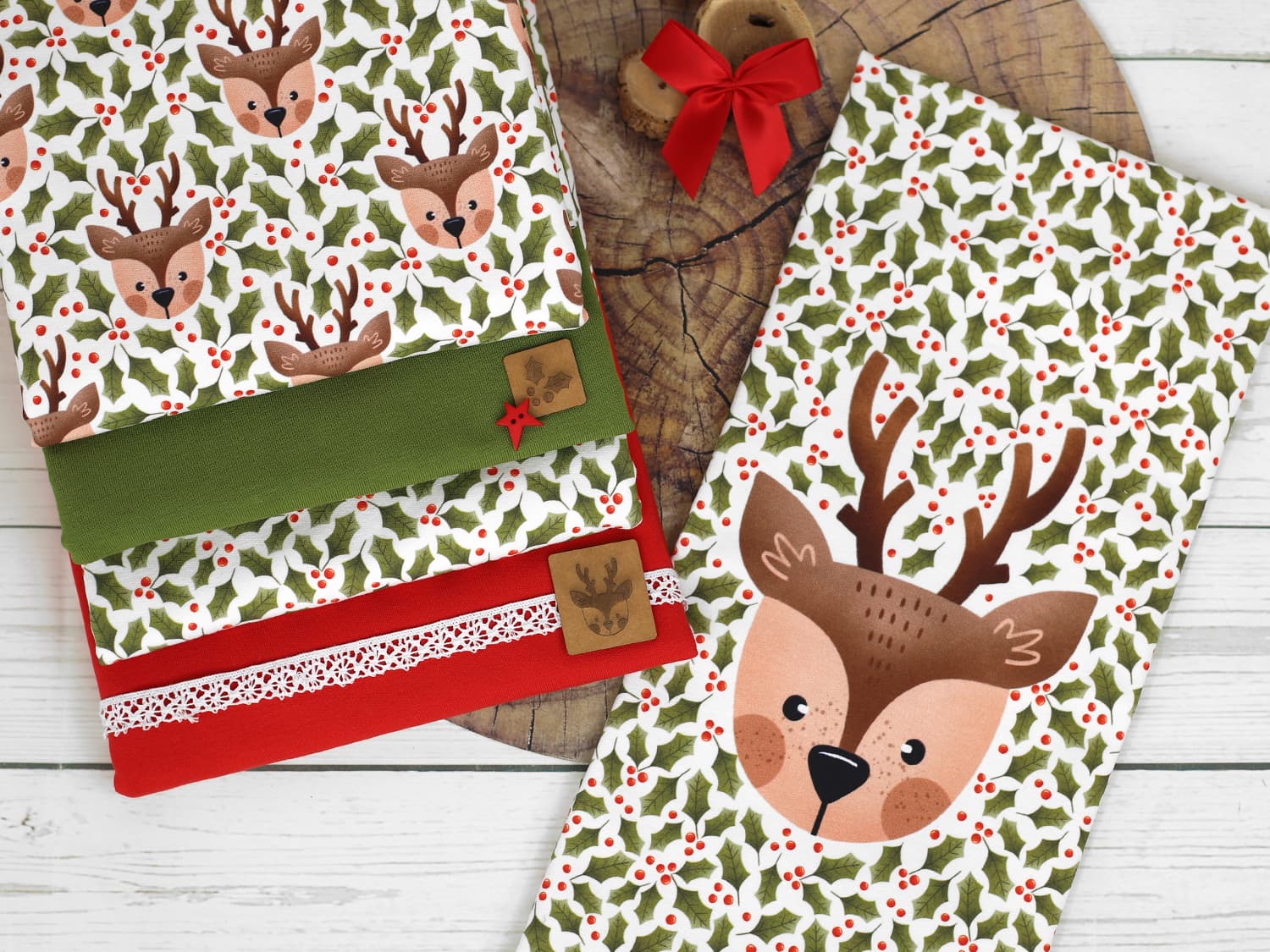 stoff-baumwolle-french-terry-sommersweat-kathi-kunterbunt-winter-blaetter-rentier-und-ilex-gruen-braun-rot-serie