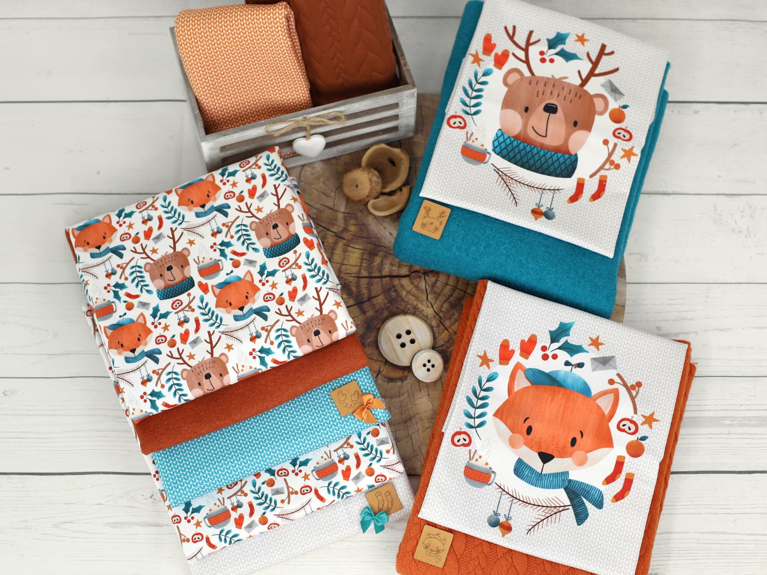 stoff-baumwolle-french-terry-sommersweat-kathi-kunterbunt-winter-freunde-tasse-zweig-ilex-apfel-orange-socken-handschuhe-fuchs-baer-serie