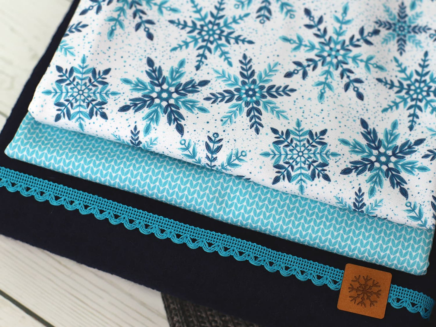 stoff-baumwolle-french-terry-sommersweat-kathi-kunterbunt-winter-schnee-schneeflocken-tupfen-schneesterne-eiskristalle-snowflakes-aqua