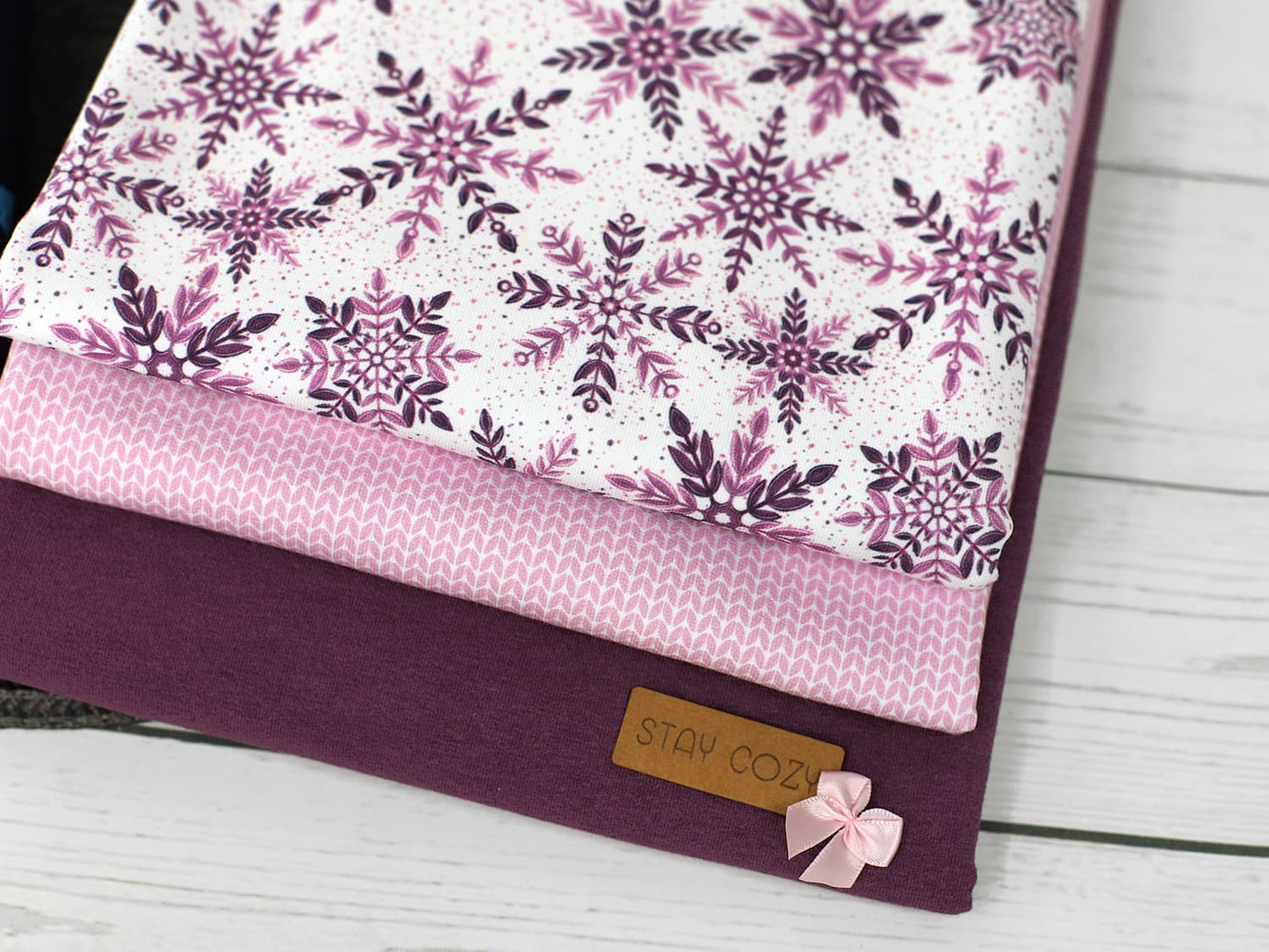 stoff-baumwolle-french-terry-sommersweat-kathi-kunterbunt-winter-schnee-schneeflocken-tupfen-schneesterne-eiskristalle-snowflakes-beere