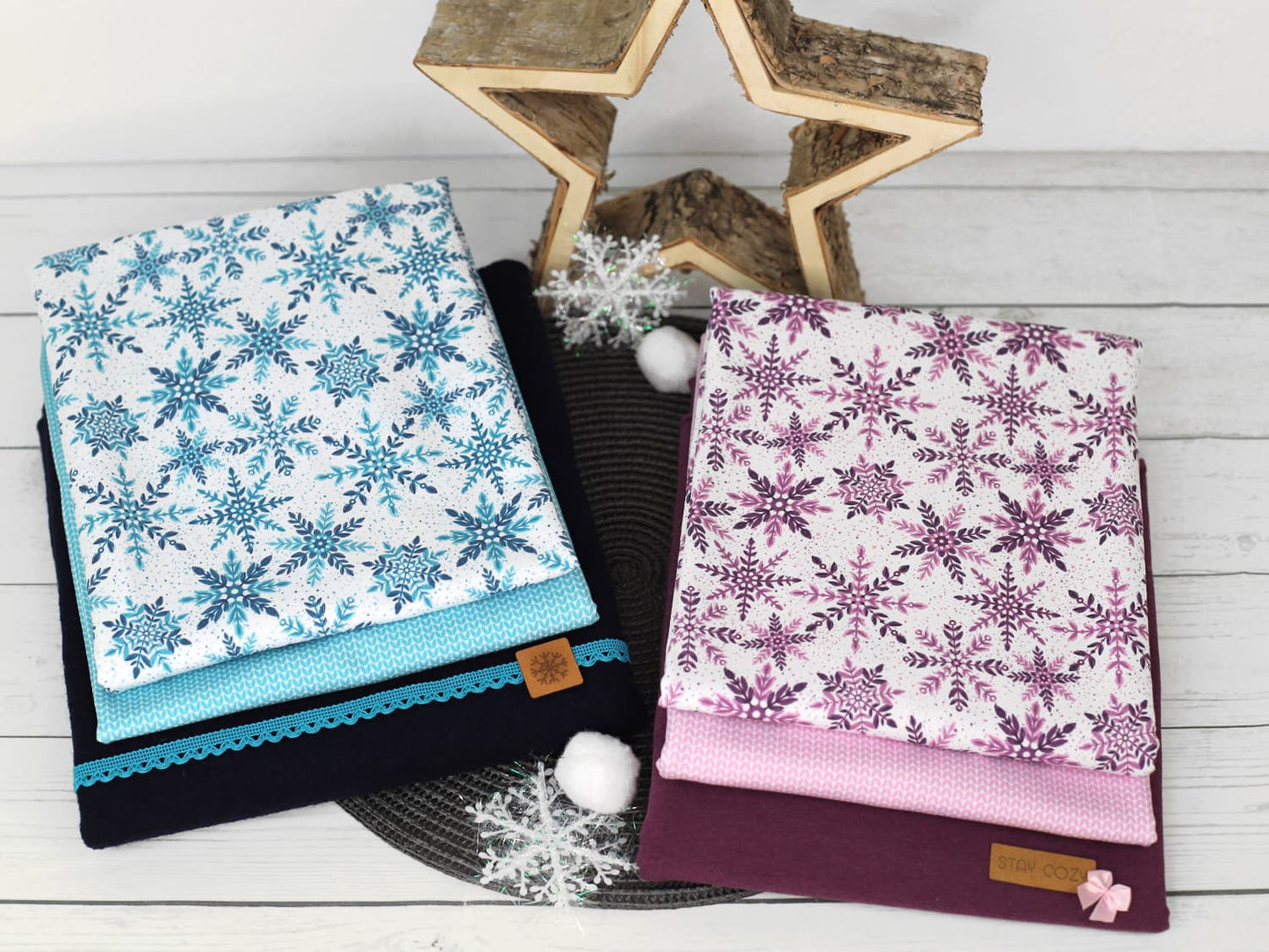 stoff-baumwolle-french-terry-sommersweat-kathi-kunterbunt-winter-schnee-schneeflocken-tupfen-schneesterne-eiskristalle-snowflakes-serie