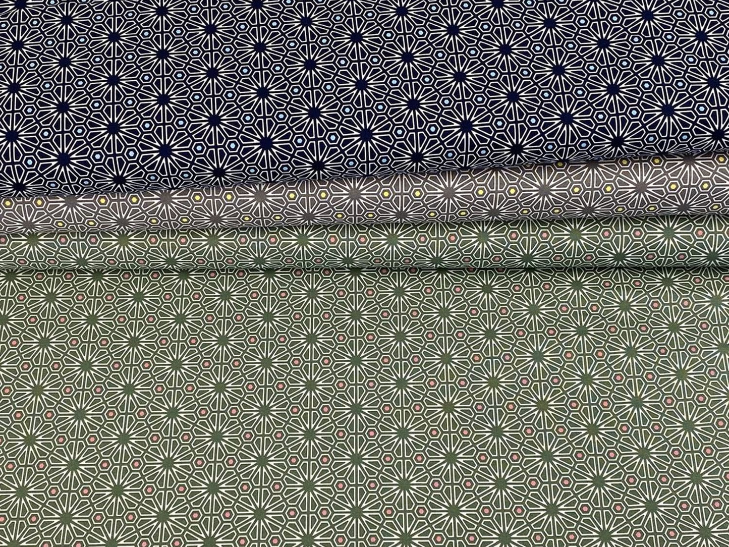 stoff-baumwolle-guetermann-ring-a-roses-natural-beauty-grafische-blumen-verschiedene-farben