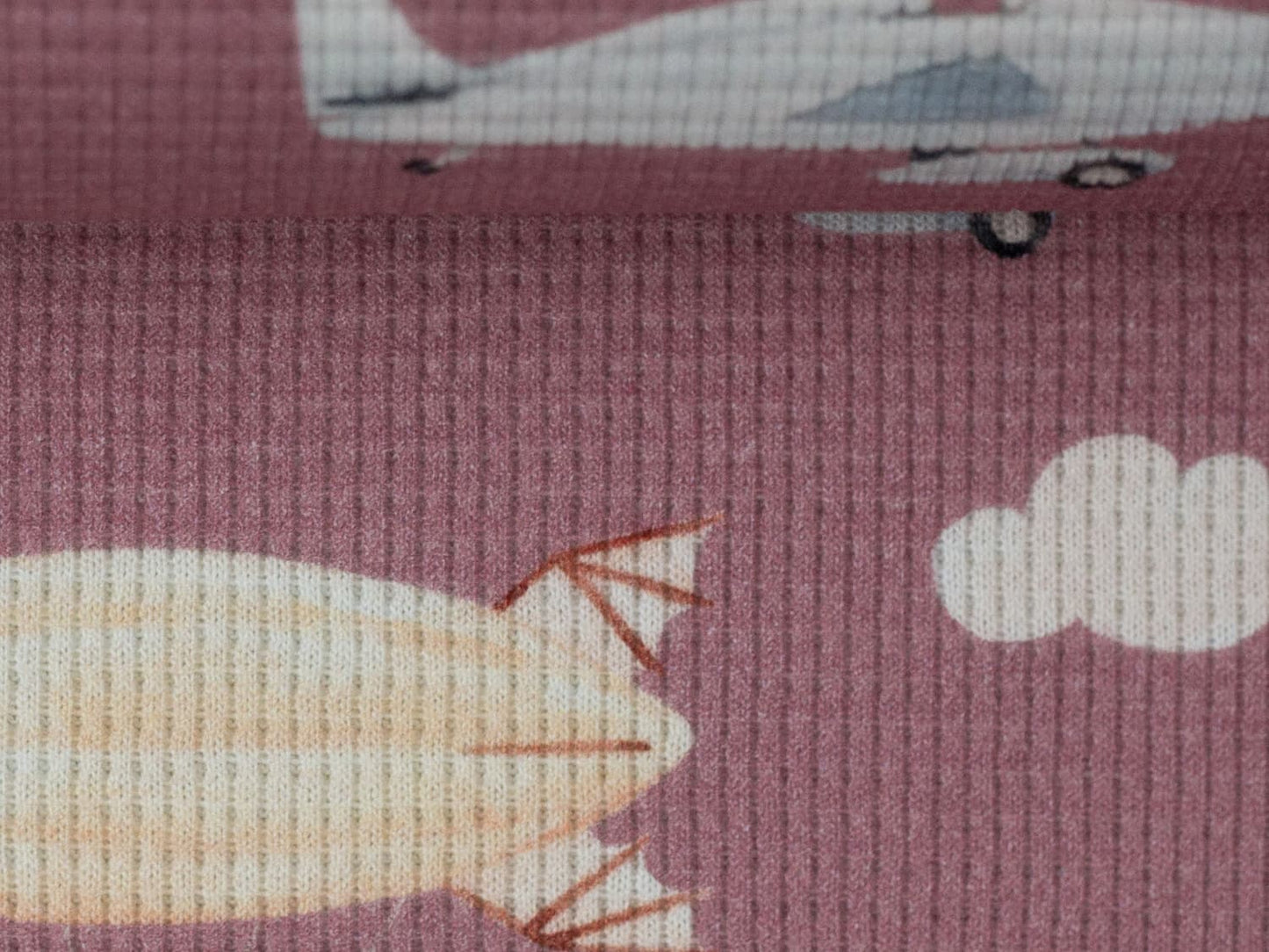 stoff-baumwolle-jersey-baumwolljersey-waffel-waffeljersey-swafing-maja-ueber-den-wolken-flugzeug-altrosa-2