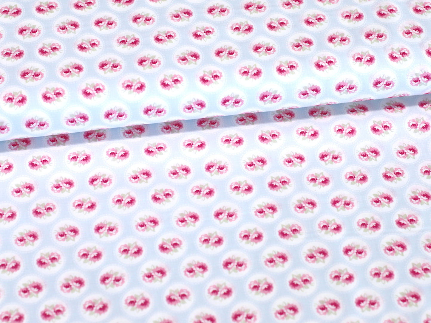 Patchworkstoff - Baumwolle Stoff - Baby Roses Blue mit rosa Blumenmuster auf weißem Hintergrund