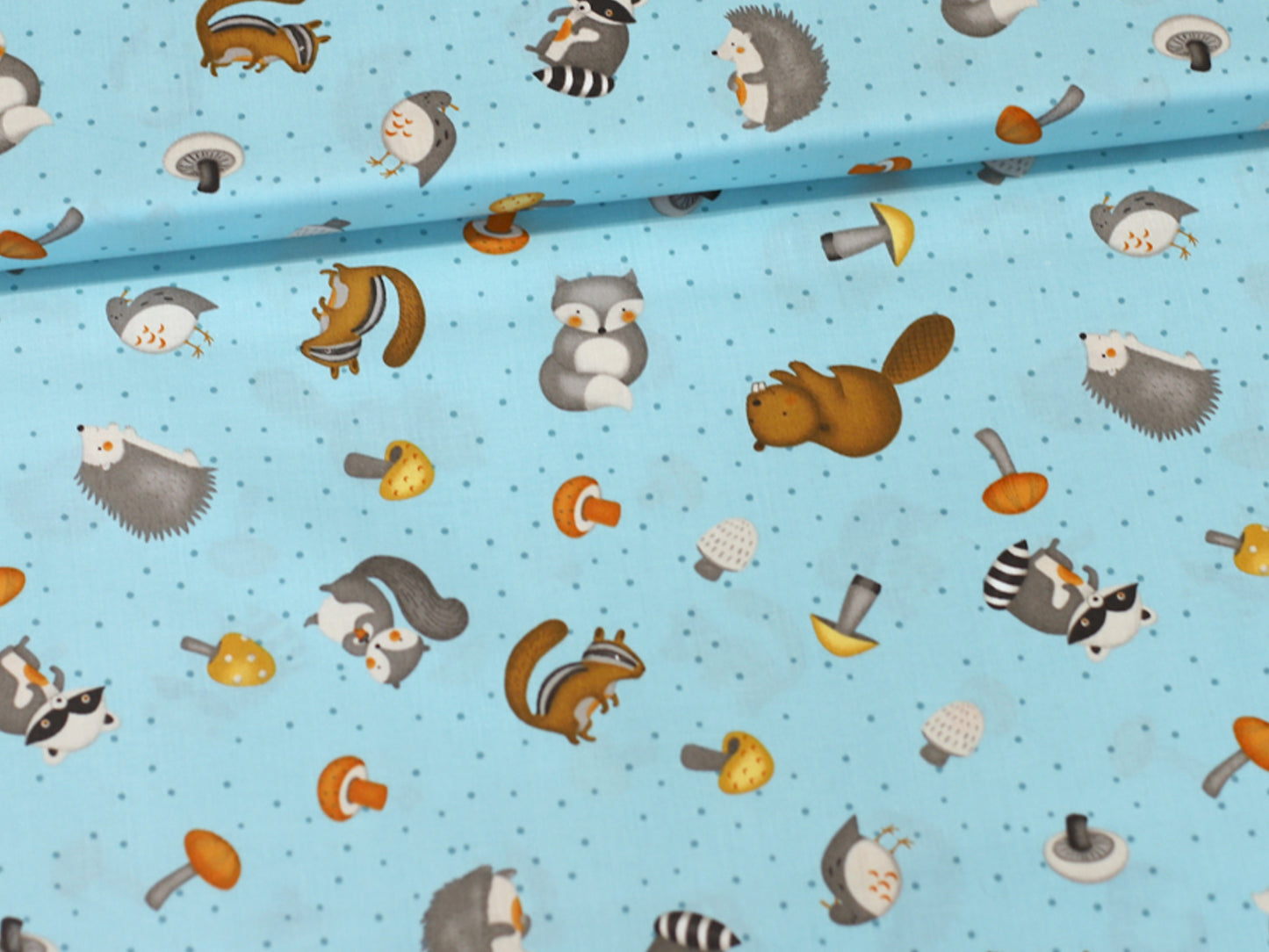 Patchworkstoff - Baumwolle Stoff - Cute Critters mit süßen Tiermotiven auf hellblauem Hintergrund.