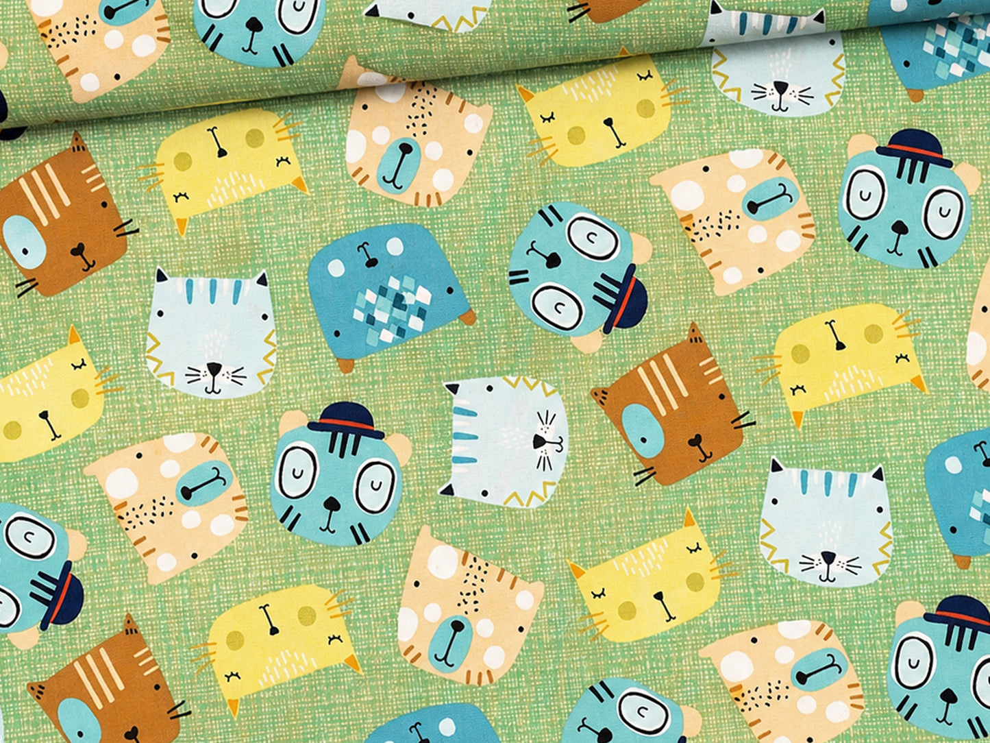 Patchworkstoff baumwolle little friends grün mit bunten Tiermotiven auf grünem Hintergrund.