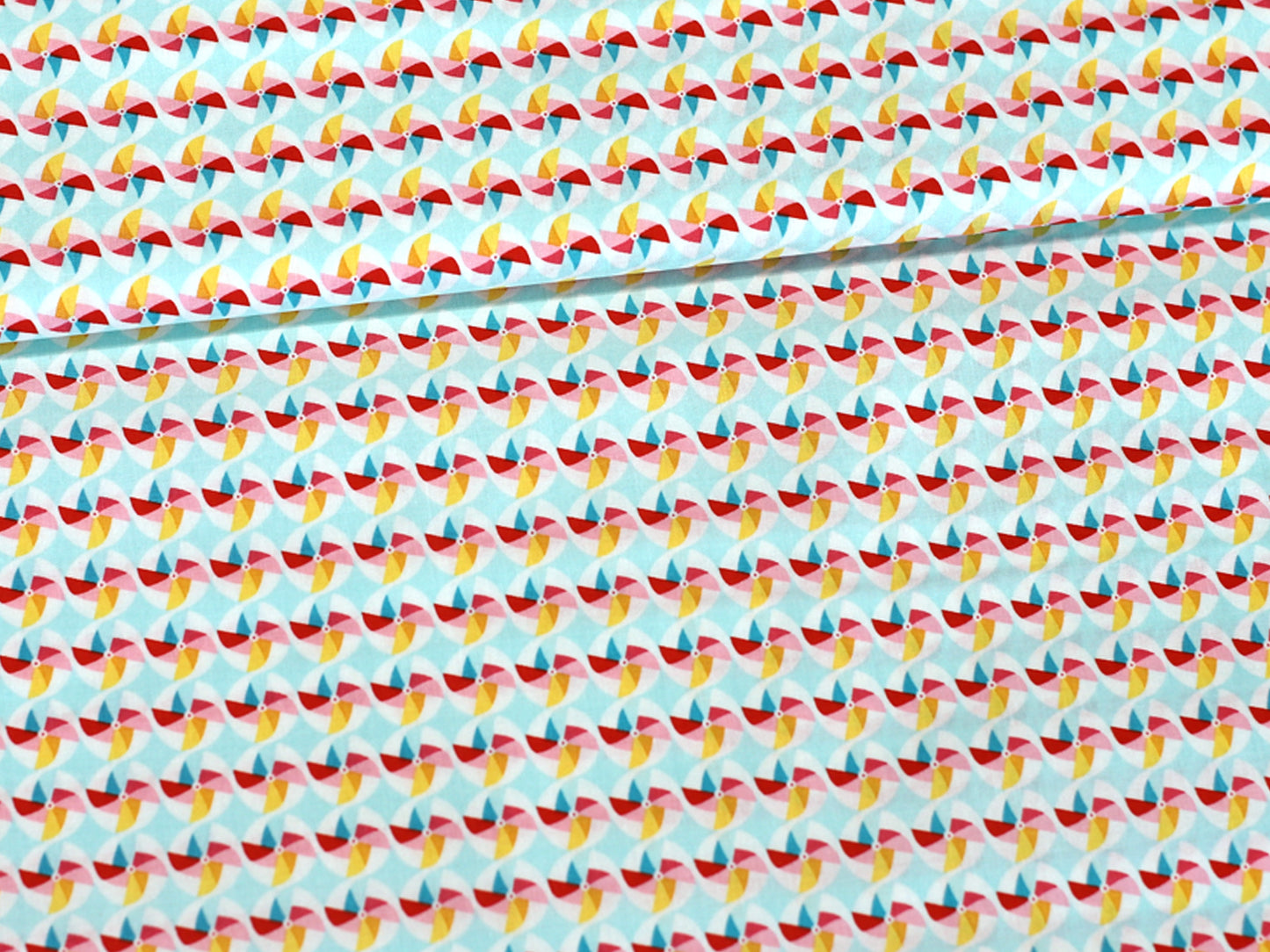 Patchworkstoff - Baumwolle Stoff - Pinwheel in buntem Design, ideal für kreative Nähprojekte und Patchwork.