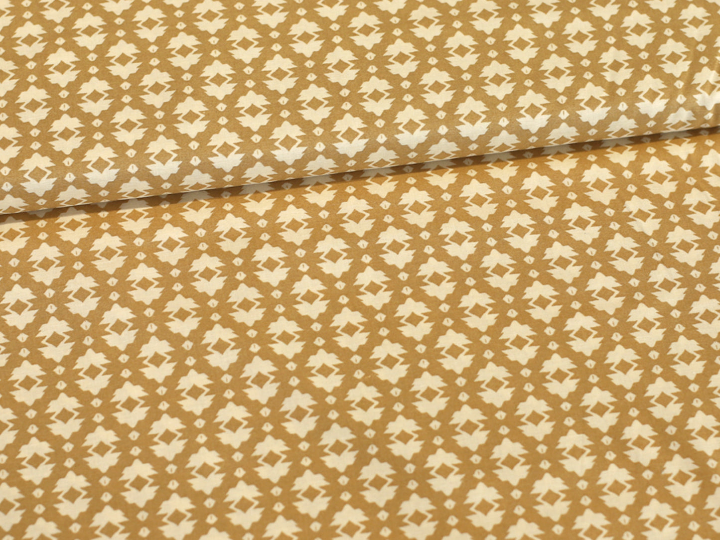 Patchworkstoff - Baumwolle Stoff - Foulard in braun-beige mit geometrischem Muster, ideal für kreative Nähprojekte.
