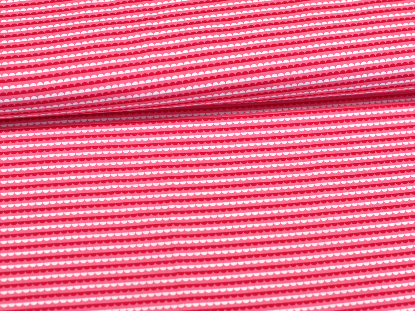 Patchworkstoff - Baumwolle Stoff - Scallop, pink im gestreiften Design, geeignet für kreative Nähprojekte.