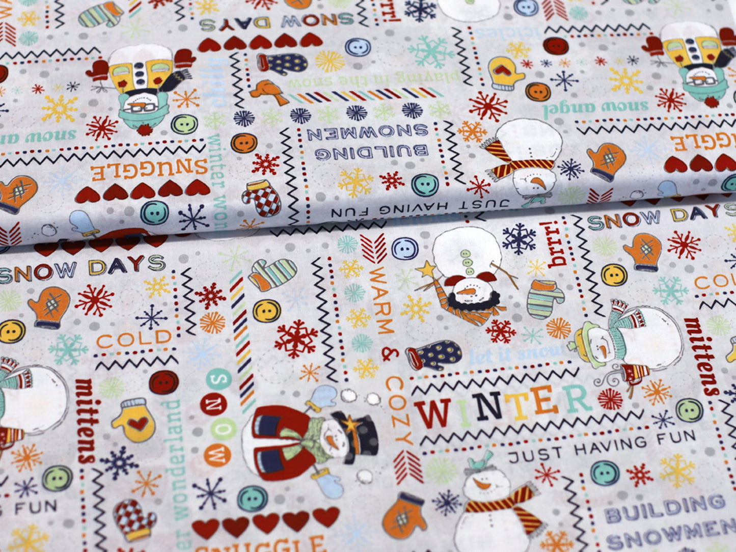 Patchworkstoff - Baumwolle Stoff - Snowman Wordplay featuring colorful winter designs and snowmen patterns.