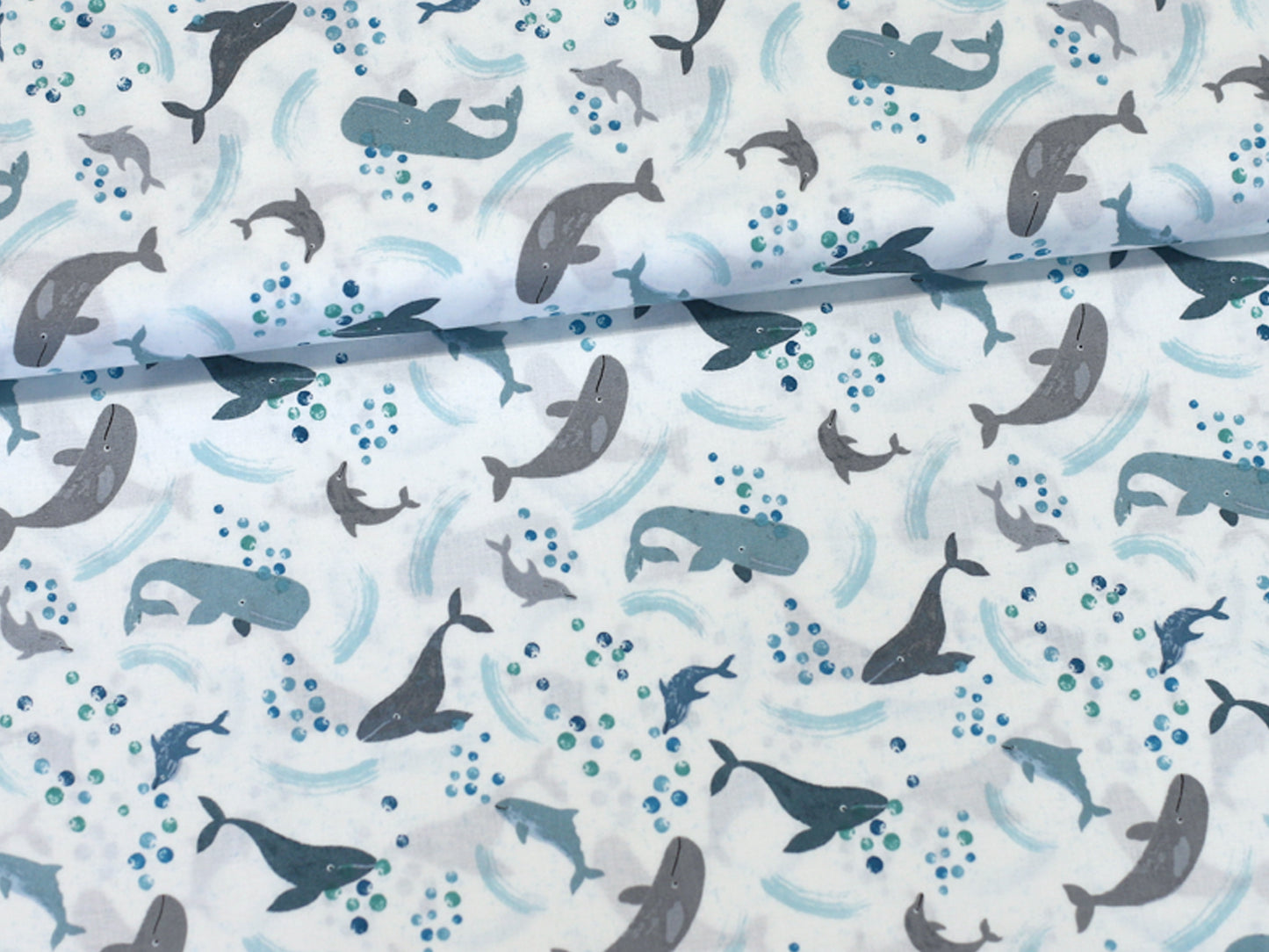 Patchworkstoff - Baumwolle Stoff - Spindrift in maritimen Design mit Walen und Wasserwellen auf hellem Hintergrund.