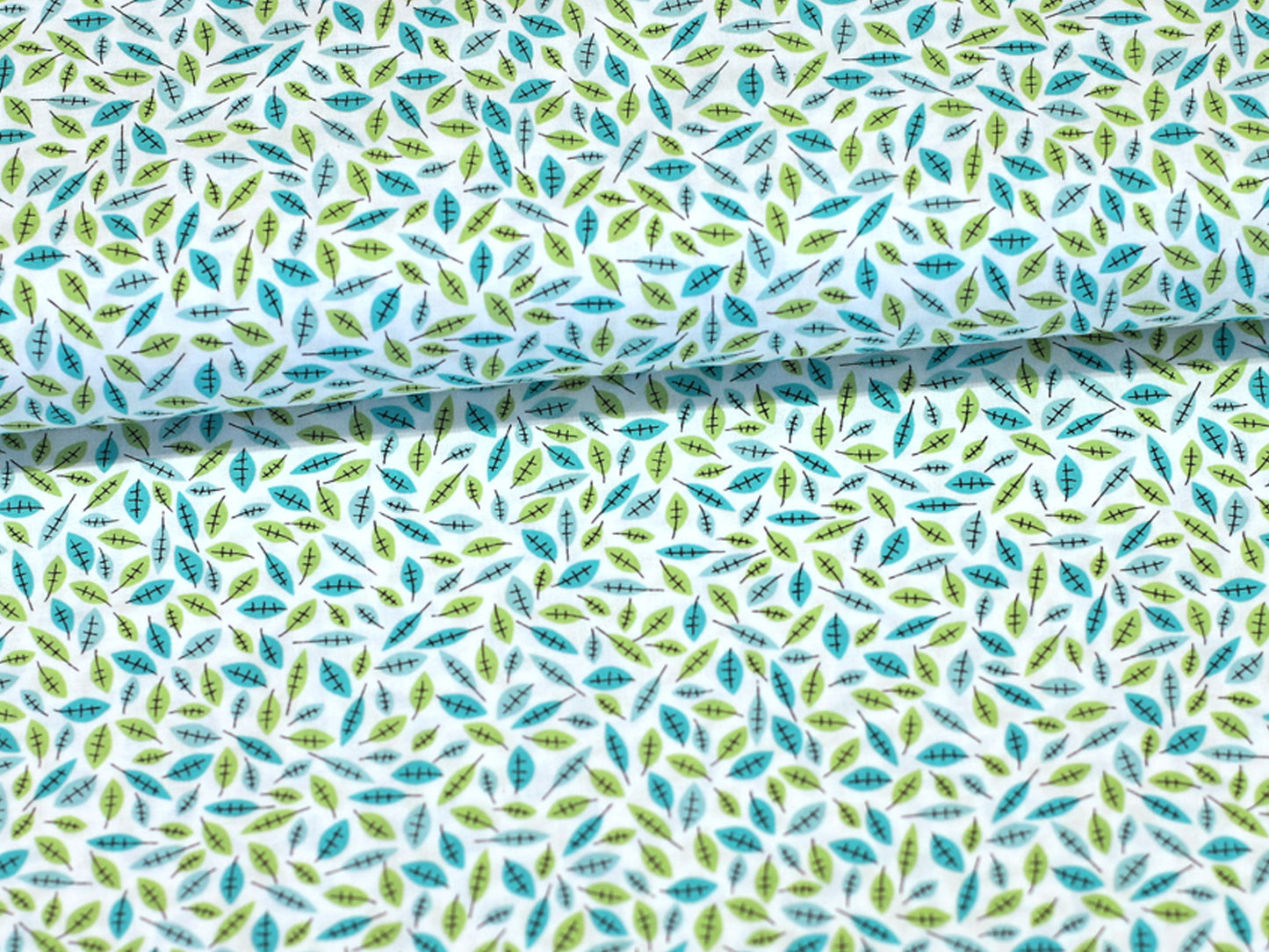 Patchworkstoff - Baumwolle Stoff - It's a Hoot Leaves, Green with vibrant leaf patterns in green and blue shades.
