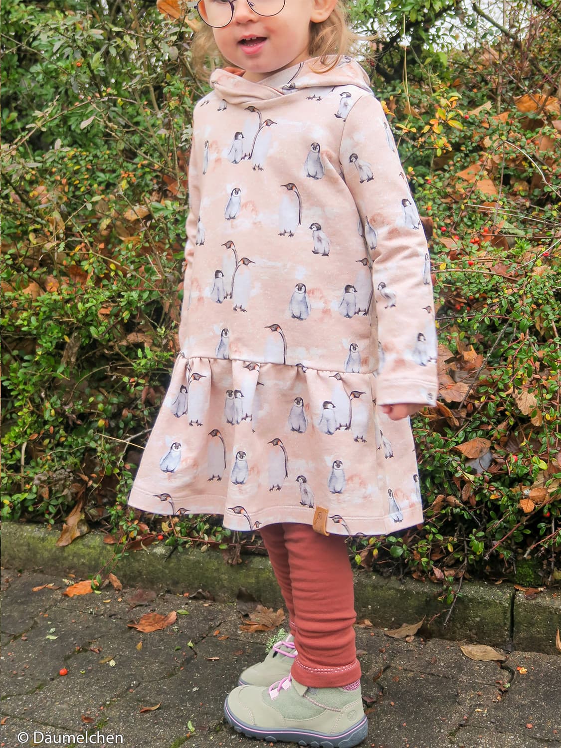 stoff-french-terry-sommersweat-baumwolle-swafing-zielinski-beyond-nordic-pinguin-beige-2