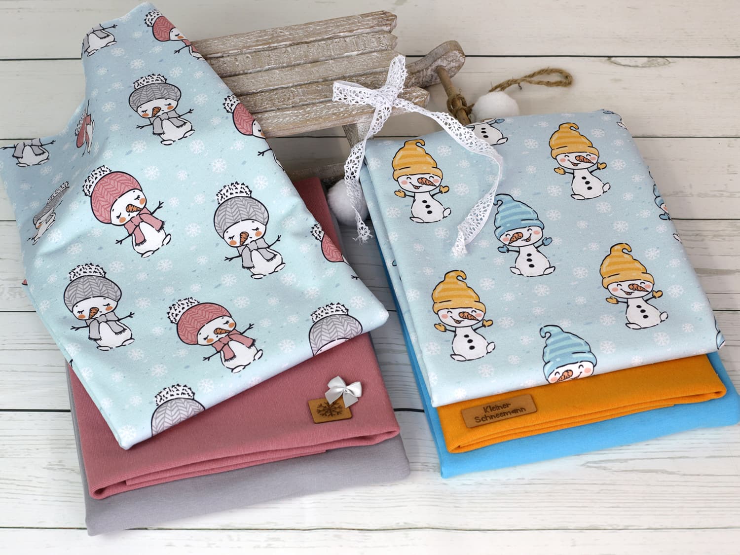 stoff-french-terry-sommersweat-kathi-kunterbunt-schneemann-snowman-lachend-muetze-senf-altrosa-serie