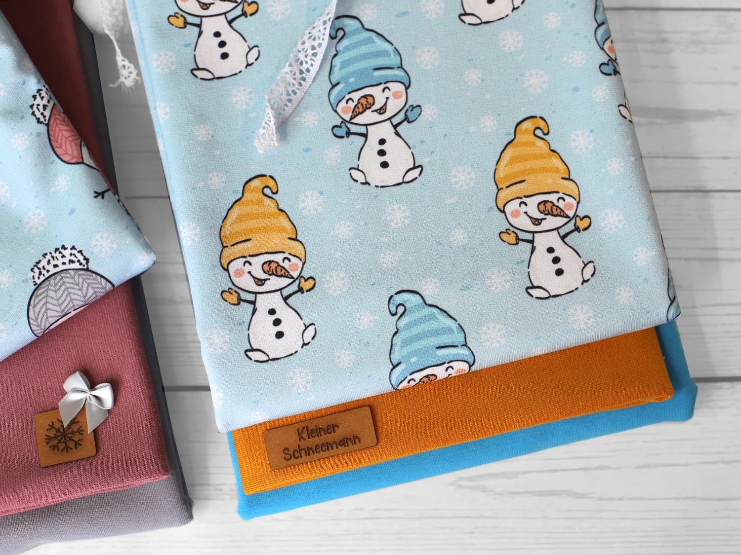 stoff-french-terry-sommersweat-kathi-kunterbunt-schneemann-snowman-lachend-muetze-senf