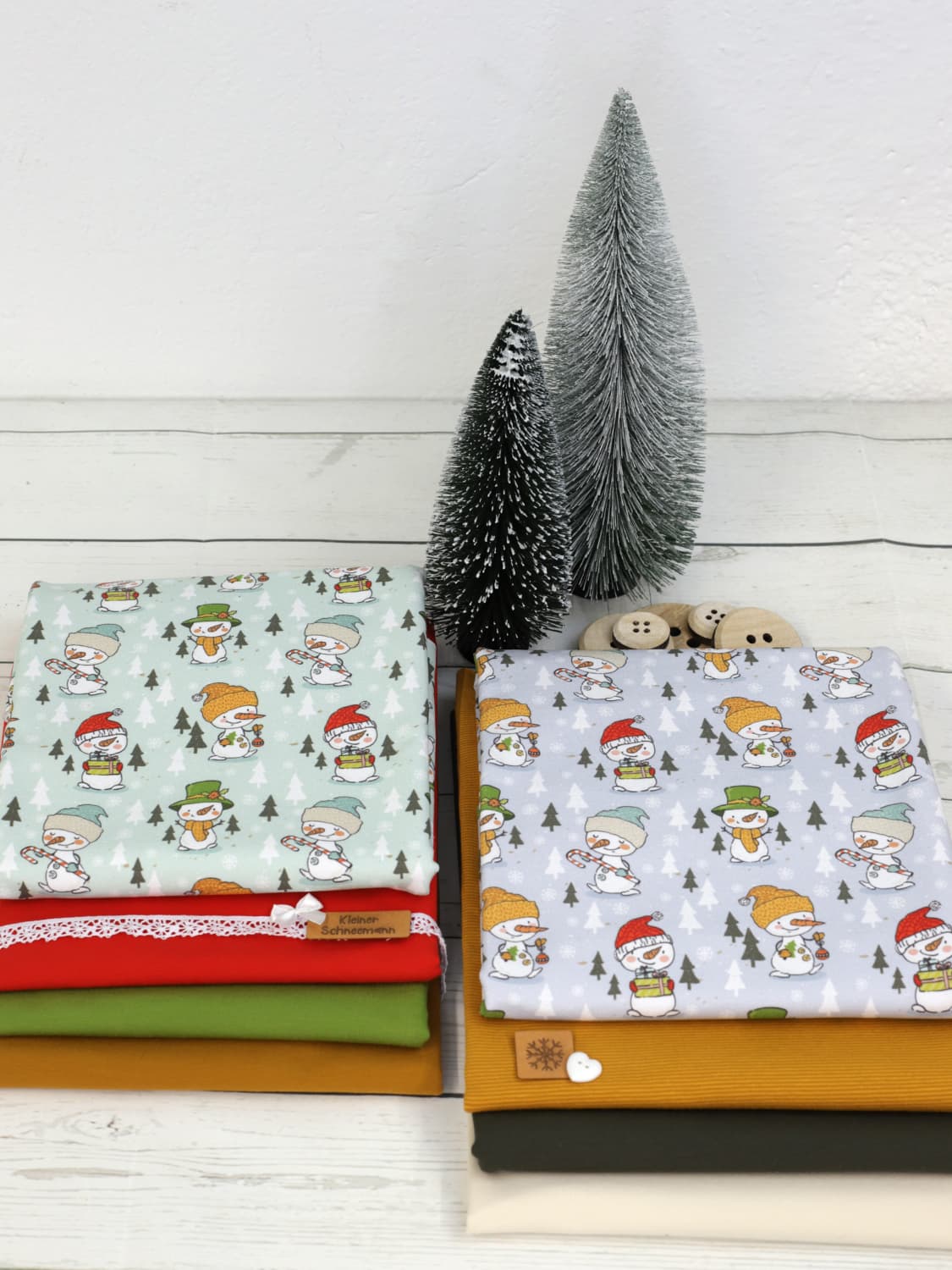 stoff-french-terry-sommersweat-sweat-unangeraut-baumwolle-kathi-kunterbunt-weihnachten-winter-schneemann-tannenbaum-schnee-schneeflocken-blaugrau-mint-serie-2