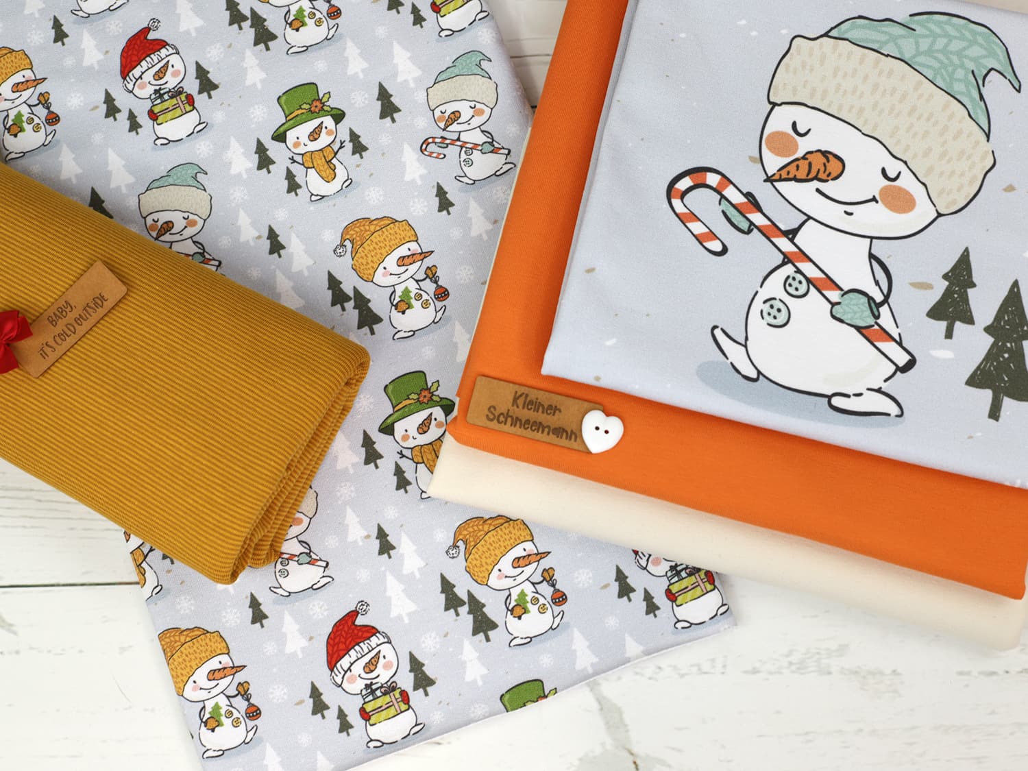 stoff-french-terry-sommersweat-sweat-unangeraut-baumwolle-kathi-kunterbunt-weihnachten-winter-schneemann-tannenbaum-schnee-schneeflocken-blaugrau-serie-3