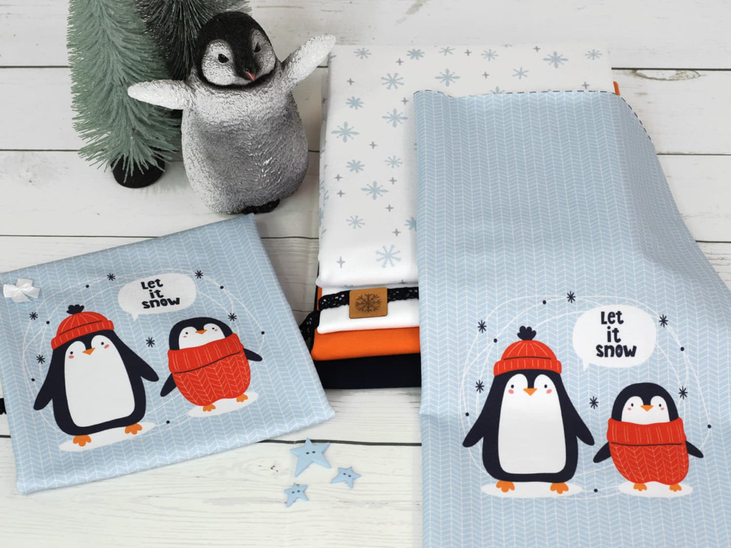 stoff-french-terry-sommersweat-unangeraut-panel-kathi-kunterbunt-let-it-snow-pinguin